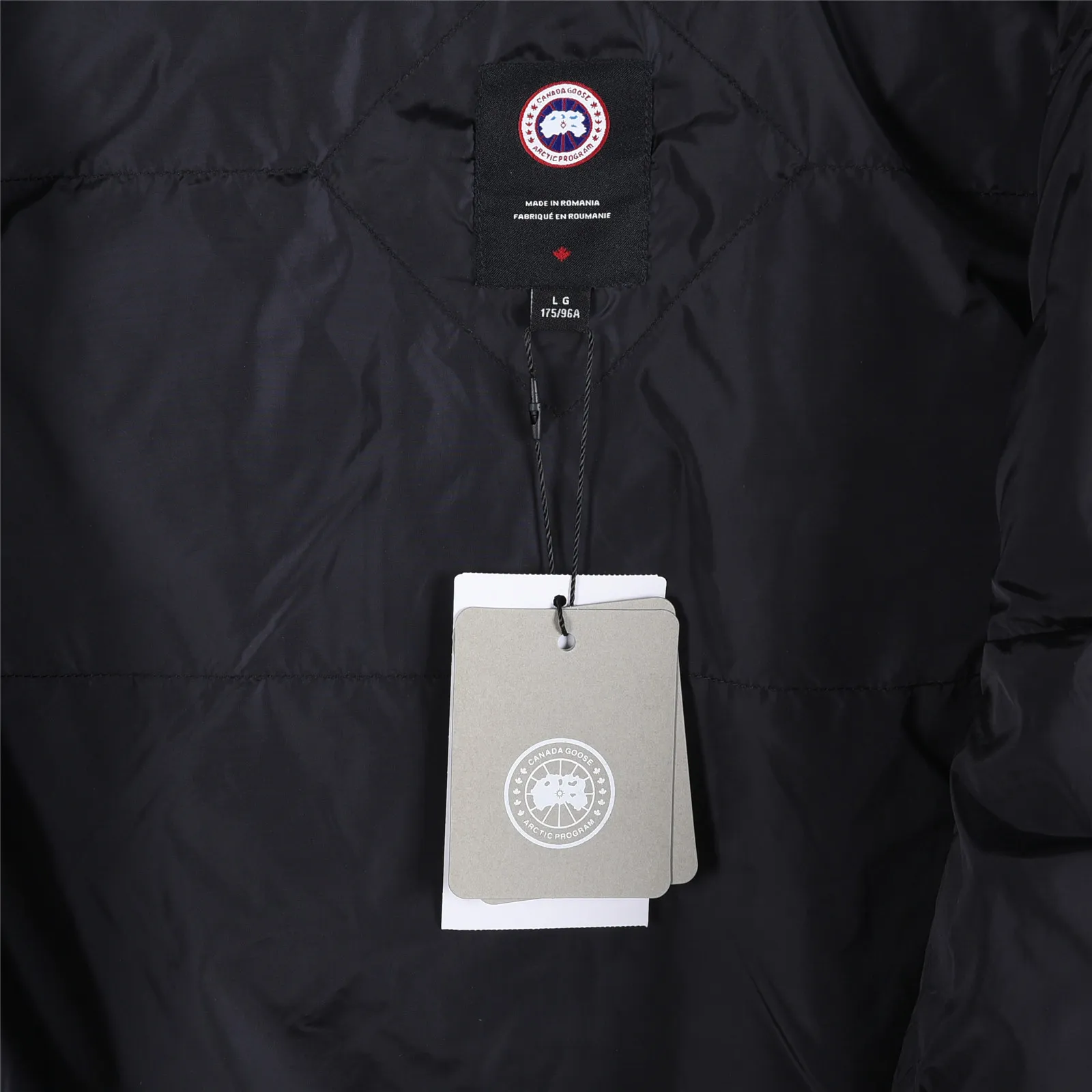 P820 ​​Big Goose 90 down knitted splicing stand collar Snow White 2nd generation down jacket Canada Goose Canada Goose 6507w HyBridge series FW24 windproof and waterproof splicing stand collar long sleeve wool short down jacket for women Knitted splicing thin down jacket! At this time of year, several sweaters with down are released. In fact, the evergreen style of sweaters and down is a basic style. It can be worn alone or layered, which will give it a more layered look!!! The front is down, and the back and two sleeves are made of wool blended fabrics. The soft and delicate knitted feel is not irritating at all! The texture is amazing, the velvet is large, delicate and stemless, and full of fluffiness! The filling is sufficient, and the thermal performance is second to none!!! It is windproof and warm, eliminating any possibility of velvet running. It feels silky and smooth, and the stiffness is also very good. The upper body will not look bloated. It is an evergreen model with a spliced ​​design! Color: cotton straw white, black Size: S, M, L